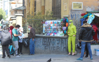 La Paz-Bolivia, street vendor selling biosecurity gear; foto by Gabriela Keseberg D.
